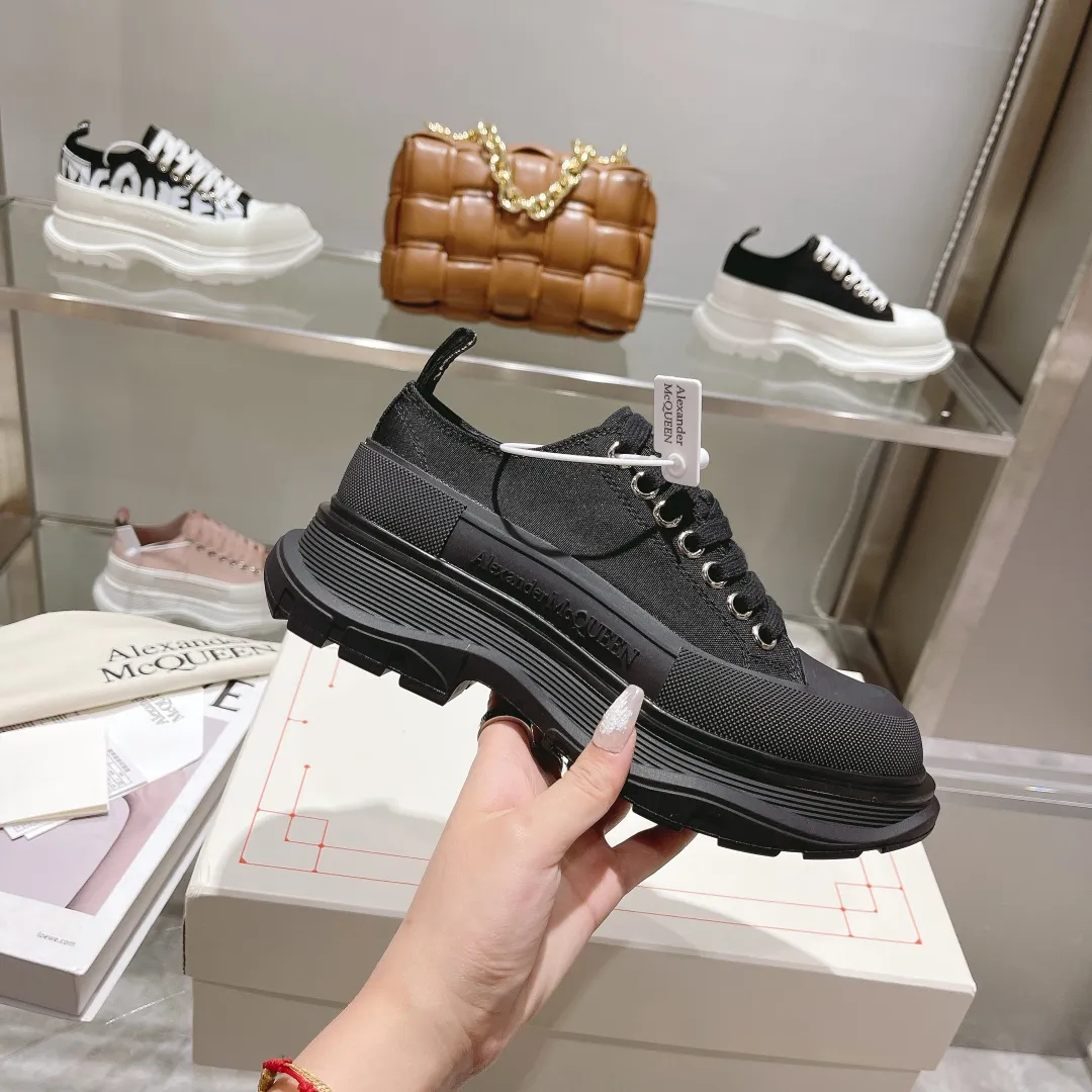 👟👟Ex-factory price👟👟Ex-factory price 480👟👟 Hot style. Official website new colors factory direct sales! The latest version of Alexander McQueen's men's and women's couple's model is a hit👑Purchasing agent version. Original version 1:1. Fabric: original imported waterproof canvas. Lining: imported water chestnut sheepskin, strong, stain-resistant and breathable. Insole: Imported silk lining Outsole: T👟👟Ex-factory price👟👟Ex-factory price U several layers of original combination sole (not an ordinary sole on the market) Packaging: Comes with original shoe box, cloth bag, certificate card Code number: 34-45